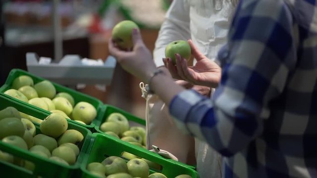 couple shopping with zero waste natural bags