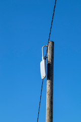 Obraz premium damaged streetlamp against blue sky