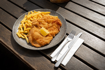 Wienerschnitzel mit Pommes Frites