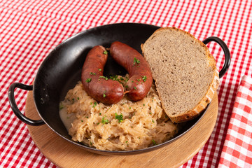 Bauernwurst mit Sauerkraut und Brot