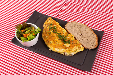 Omlette mit Salat und Brot