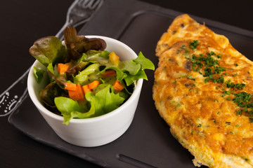Omlette mit Salat und Brot