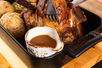 Grillstelze mit Sauerkraut und Knödel