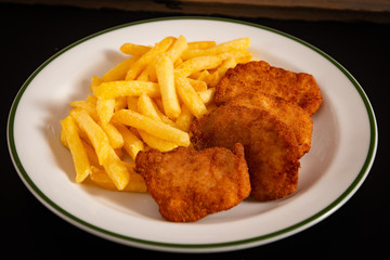 Hühnernuggets gebacken mit Pommes Frites