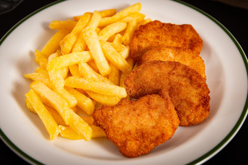 Hühnernuggets gebacken mit Pommes Frites