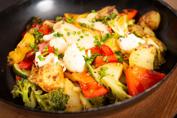 Gemüsepfanne mit Bratkartoffeln und Frischen Gemüse