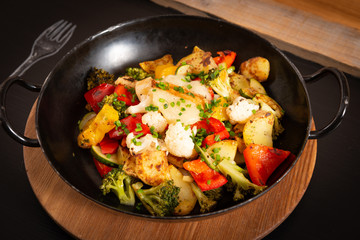 Gemüsepfanne mit Bratkartoffeln und Frischen Gemüse