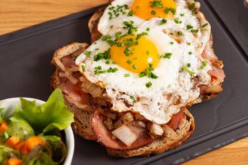 Feinschmeckertoast mit Spiegelei und Salat