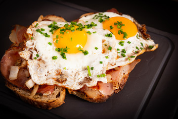 Feinschmeckertoast mit Spiegelei und Salat