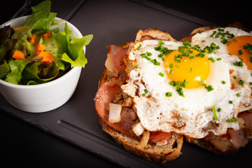 Feinschmeckertoast mit Spiegelei und Salat