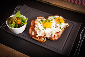 Feinschmeckertoast mit Spiegelei und Salat