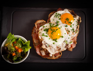 Feinschmeckertoast mit Spiegelei und Salat