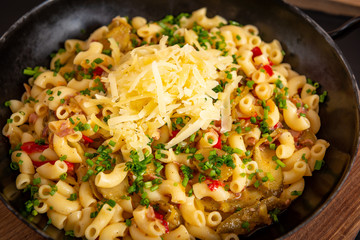 Nudelpfanne mit Pfefferoni und Käse