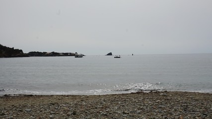 Vistas al mar desde playa de piedras