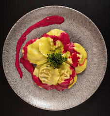 Nudeltaschen mit Marinade und Schnittlauch
