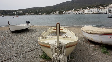 Fototapeta na wymiar Zona pesquera de playa en Cadaqués