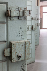 Zellentür in einem alten Gefängnis