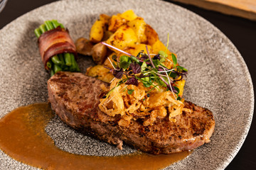 Nudeltaschen mit Marinade und Schnittlauch