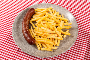 Bauernwurst mit Pommes Frites