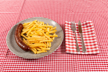 Bauernwurst mit Pommes Frites