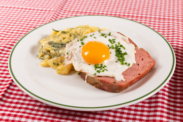 Gebratener Leberkäse mit Berlauchkartoffelsalat