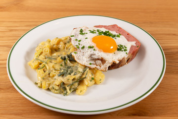 Gebratener Leberkäse mit Berlauchkartoffelsalat