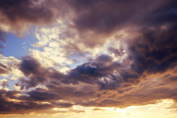 Naklejka na ściany i meble spectacular clouds in the sky at sunset