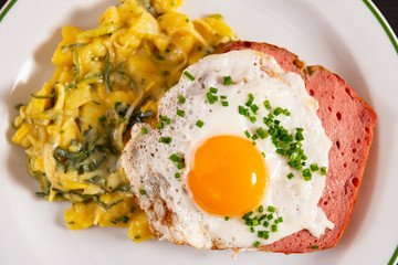 Gebratener Leberkäse mit Berlauchkartoffelsalat