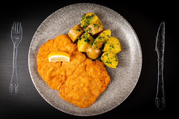Winerschnitzel mit Petersilienkartoffel und Butter3