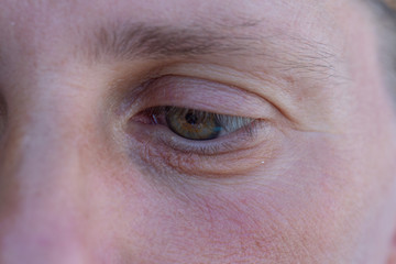 Fototapeta premium Zbliżenie na linie dolnej powieki kobiety rasy kaukaskiej o zielonych oczach