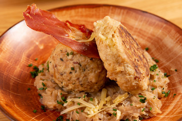 Fleischlaibchen mit Knödel an Rahmsauce mit Pilzen und Speck