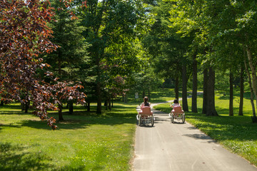 サイクリングをする子供