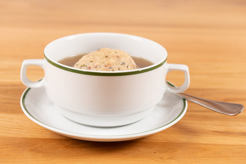 Knödelsuppe mit Schnittlauch und Kraftbrühe