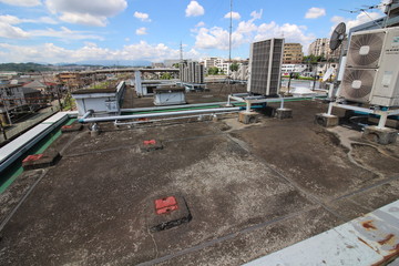 劣化したビルの屋上と青空