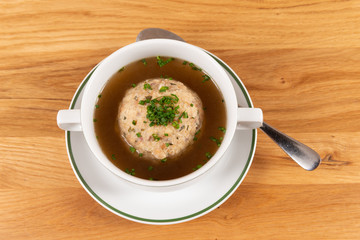 Knödelsuppe mit Schnittlauch und Kraftbrühe