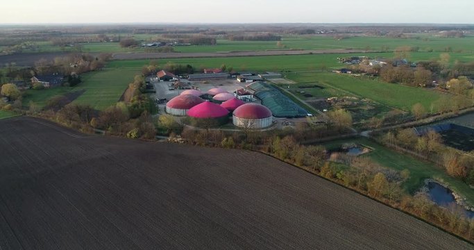 Biogasanlage zur Stromerzeugung und Energiegewinnung bei einem Drohnenflug