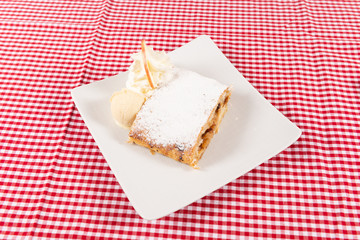 Apfelstrudel mit Sahne und Vanilleeis