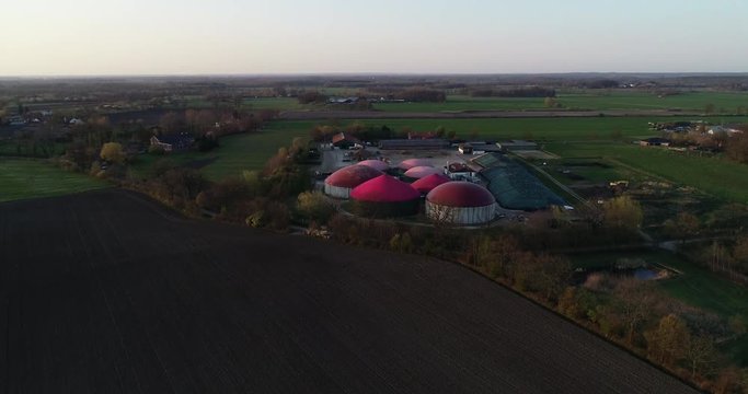 Biogasanlage zur Stromerzeugung und Energiegewinnung bei einem Drohnenflug