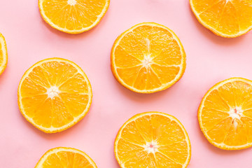 Obraz premium Pink background with chunks of oranges, macro