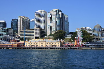 Fototapeta na wymiar Freizeitpark im Hafen von Sydney in Australien