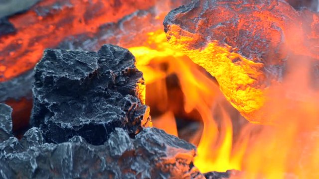 Electric fireplaces with built-in evaporator converts water into steam,