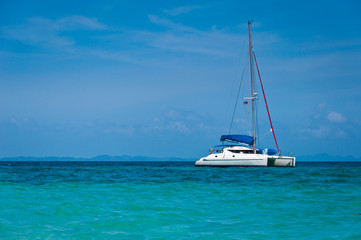 Fototapeta na wymiar Small yacht in the sea with blue sky