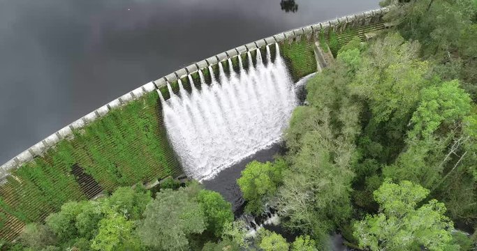 Agua pasando por la presa de un embalse en Galicia. Espa&ntilde;a.