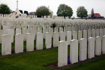 This is the largest Commonwealth War Graves cemetery in the world. It is the final resting place of nearly 12,000 First World War servicemen, of whom more than 8,300 reamin unidentified. They died in 