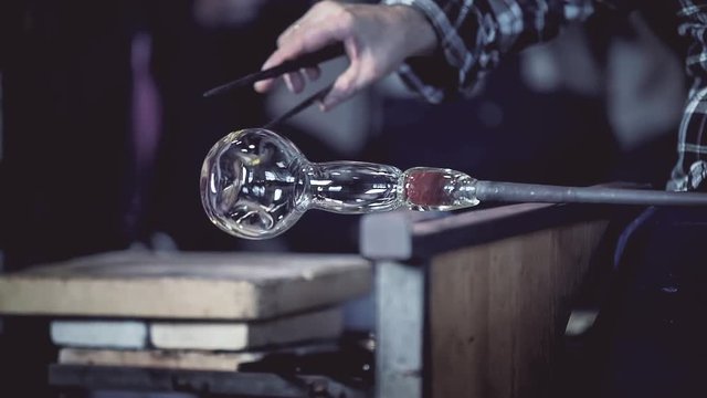 Shaping liquid glass bubble