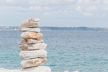 Cailloux en équilibre près de Notre Dame de Rocamadour à Camaret-sur-mer