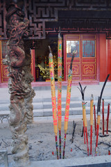Fototapeta na wymiar China, Yanji, Donglai Buddhist temple. Candles. Китай, Яньцзи, Дунлайсы буддийский храм. Свечи.