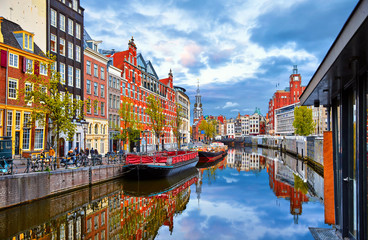 Kanal in Amsterdam Niederlande beherbergt Fluss Amstel Wahrzeichen alte europäische Stadt Frühlingslandschaft.