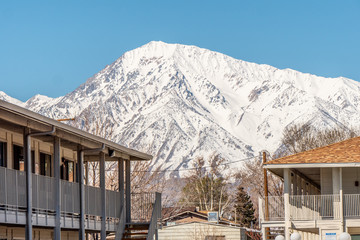 Fototapeta na wymiar Motel in the Sierra Nevada on a winters day - travel photography