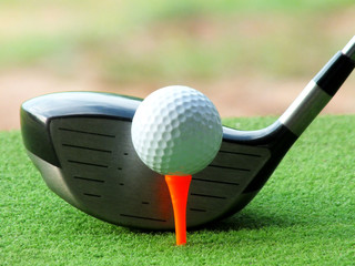 Iron and golf clubs Place on the first race field